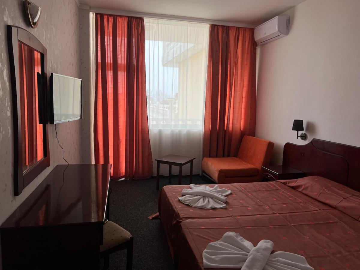 Dahlia Garden Hotel Golden Sands Exterior photo