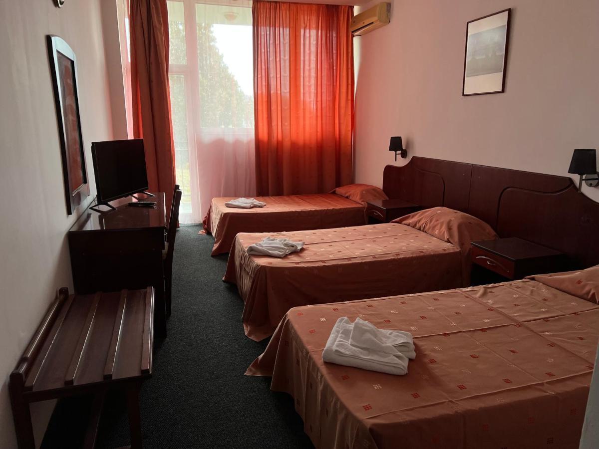 Dahlia Garden Hotel Golden Sands Exterior photo