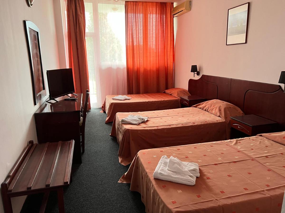 Dahlia Garden Hotel Golden Sands Exterior photo