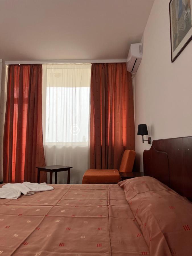 Dahlia Garden Hotel Golden Sands Exterior photo