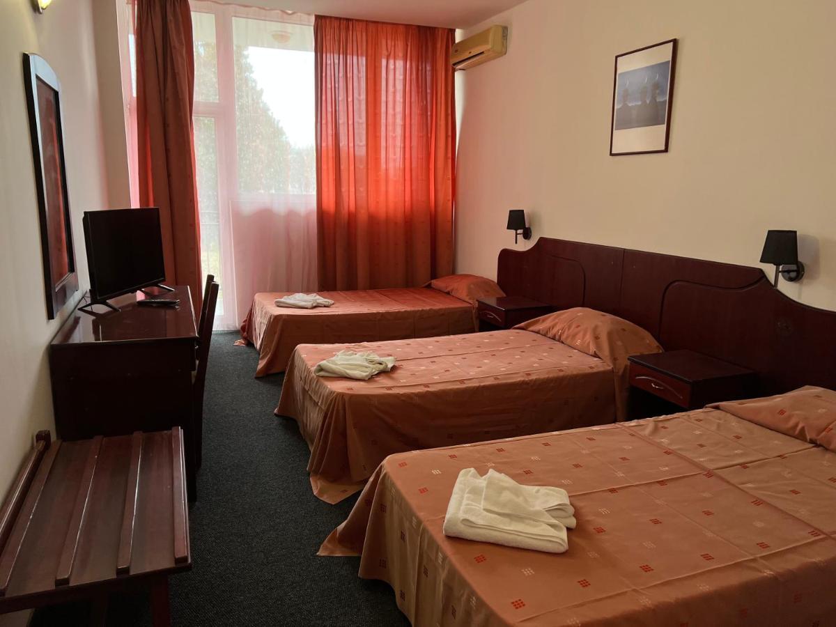Dahlia Garden Hotel Golden Sands Exterior photo