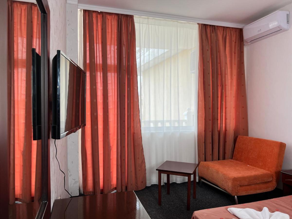 Dahlia Garden Hotel Golden Sands Exterior photo