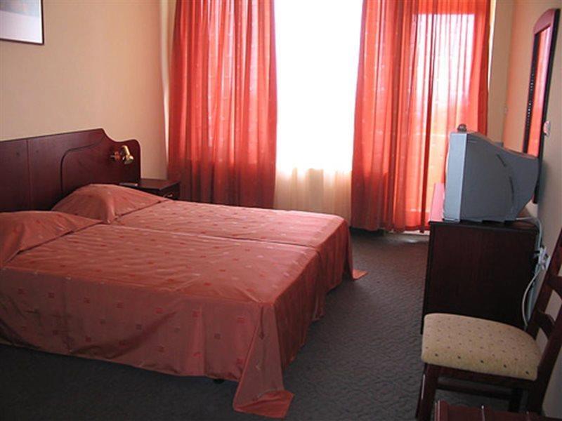 Dahlia Garden Hotel Golden Sands Exterior photo