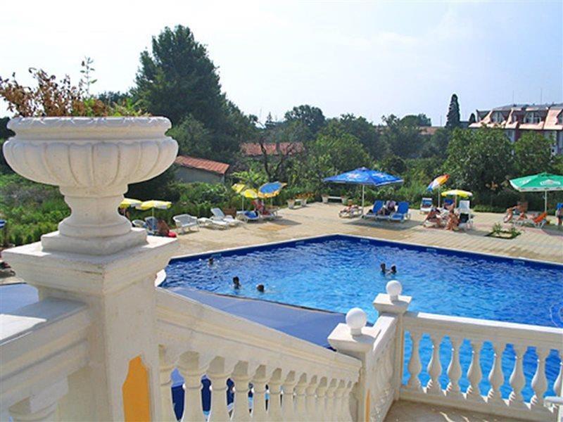 Dahlia Garden Hotel Golden Sands Exterior photo