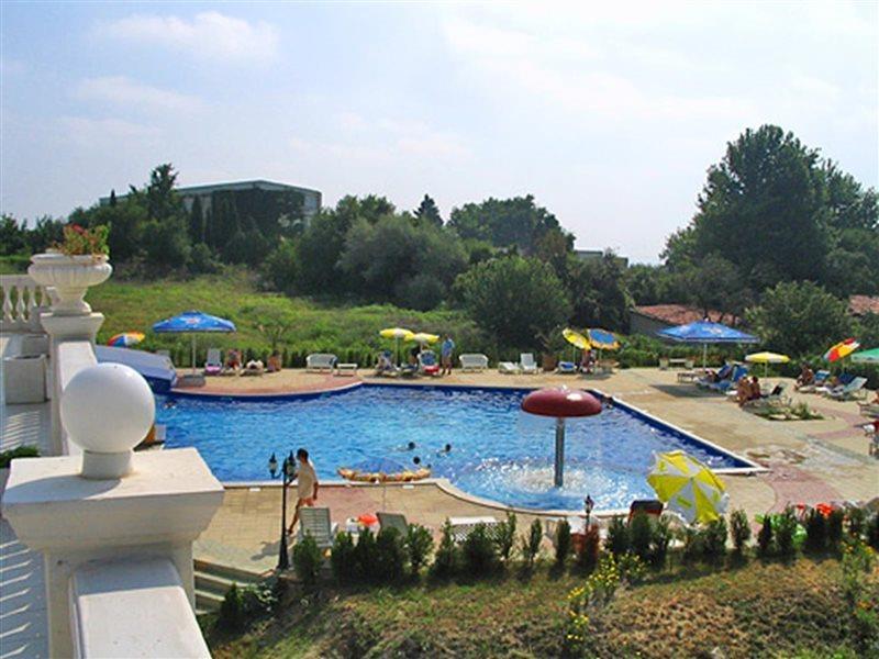 Dahlia Garden Hotel Golden Sands Exterior photo